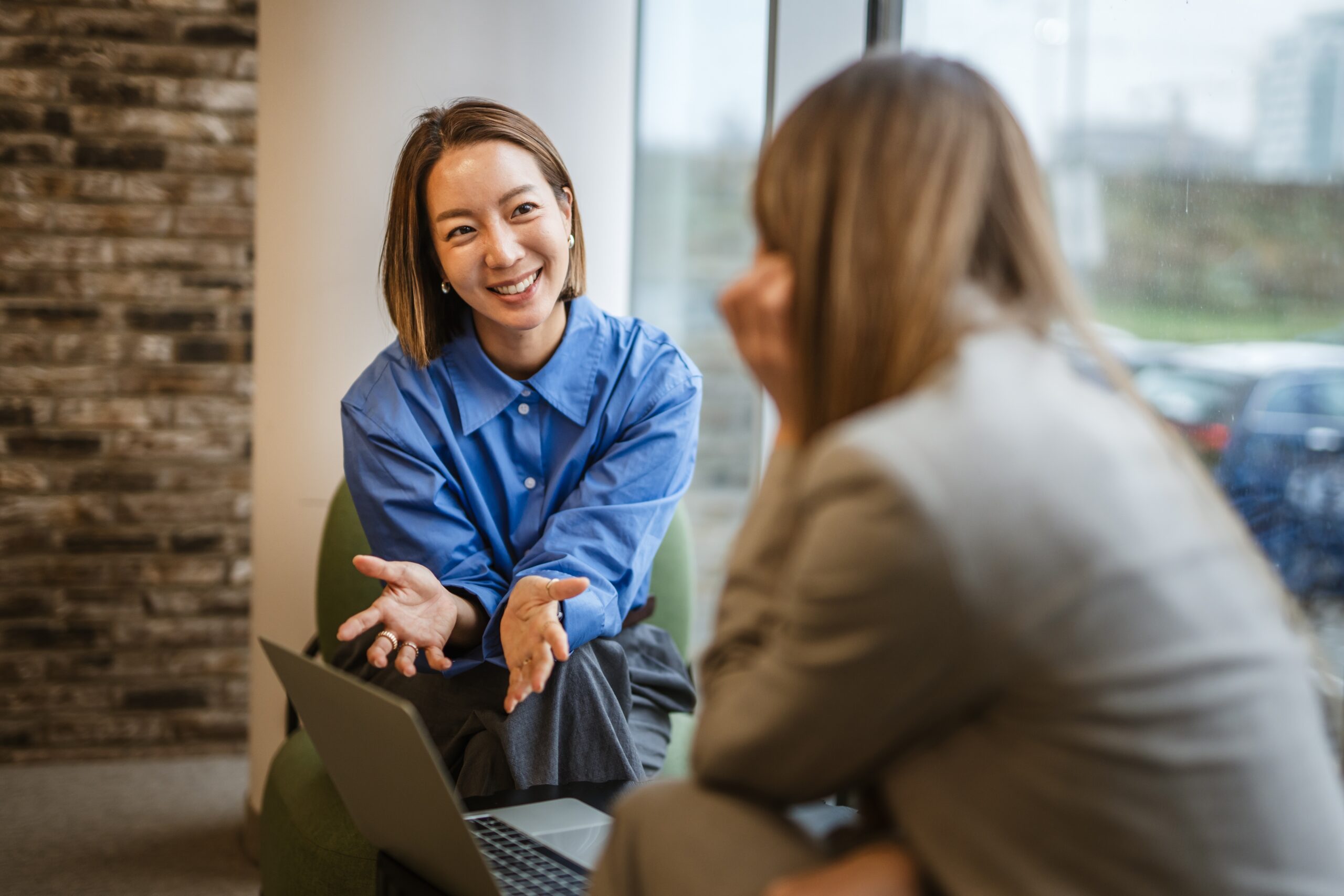 Imagem ilustração paraAsian,Business,Woman,Actively,Talking,And,Gesturing,In,An,Office